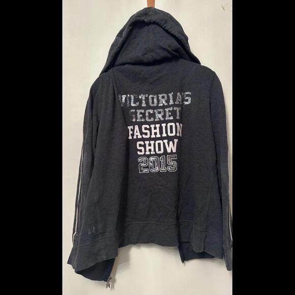 Iconic Victoria's Secret Fashion Show 2015 With This Stylish Jacket - Picture 1 of 4